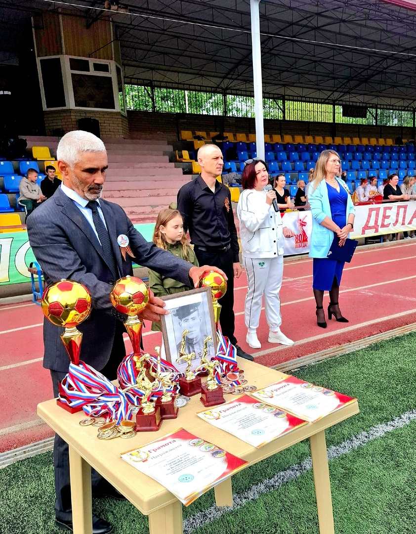 4uYzVUcZk14_11zon.jpg